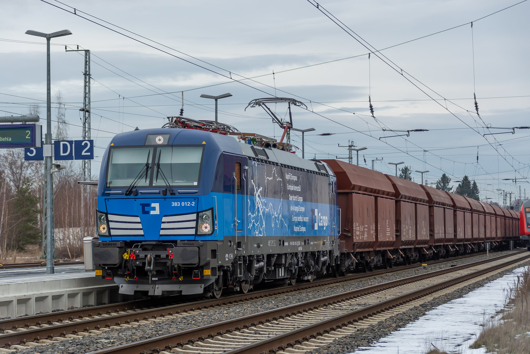 07 - Siemens-Vectron von České Dráhy Cargo bei der Durchfahrt mit einem Güterzug durch den Bahnhof Elsterwerda