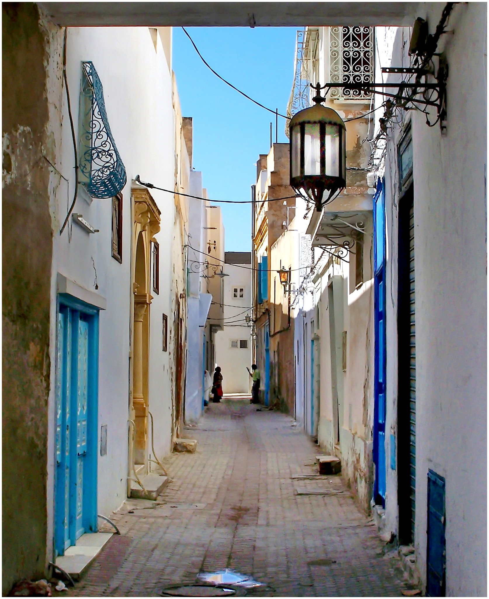 Kairouan : un vicolo stretto ben illuminato anche la notte