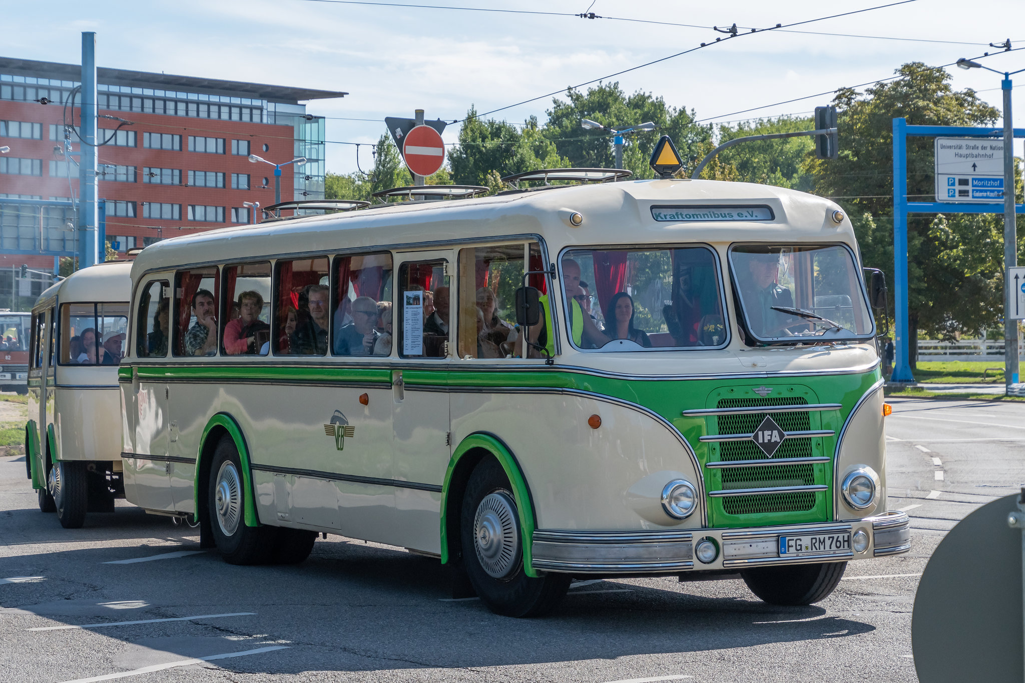 IFA H6B Bus im Anhängerbetrieb