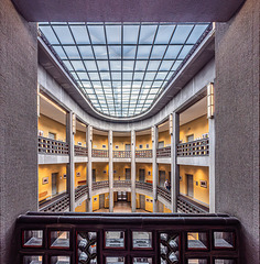 Die zwei Seiten der Grundbuchhalle (1) Die zwei Seiten der Grundbuchhalle (1)