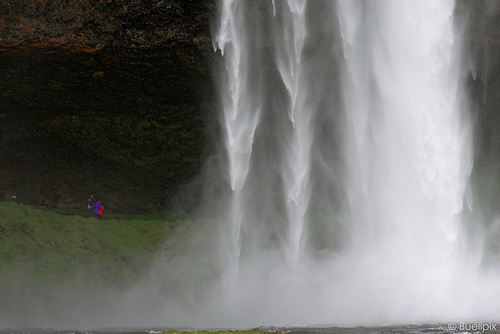 am Seljalandsfoss -> egal ob Regen oder Sonne, nass wird man sowieso (© Buelipix)