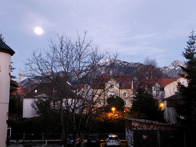 Ausnahmsweise begegnen sich Sonne und Mond im Licht des Tages... ©UdoSm