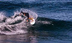 Un surfista con posición sobre la tabla