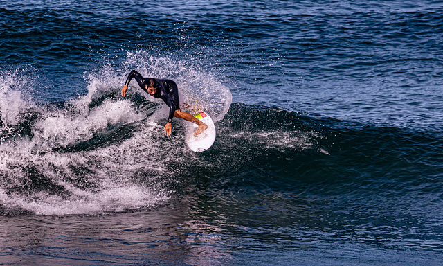 Un surfista con posición sobre la tabla