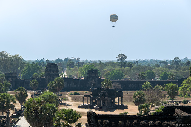 über der Anlage von Angkor Wat (© Buelipix)