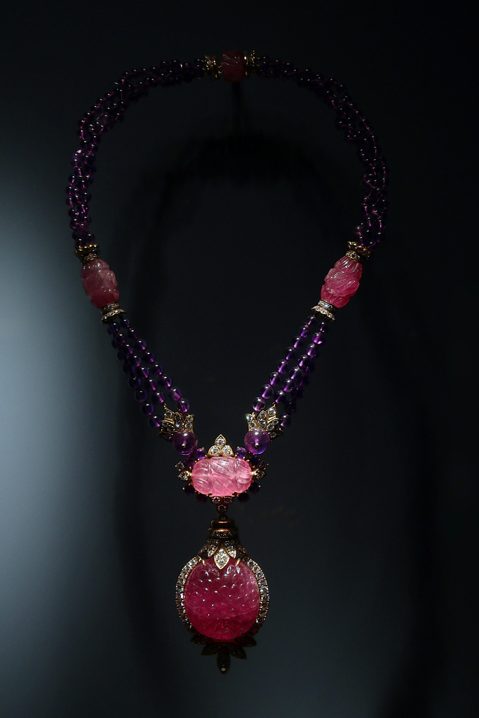 Par manque de place dans sa boîte à chaussures entreposée  dans la trappe sous la baignoire , Monique vend son collier en   tourmalines , améthystes , diamants et or jaune