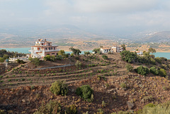 Viñuela - Auf der "Calle Vigen de la Milagrosa" unterwegs nach Los Romanes - Blick über den Stausee