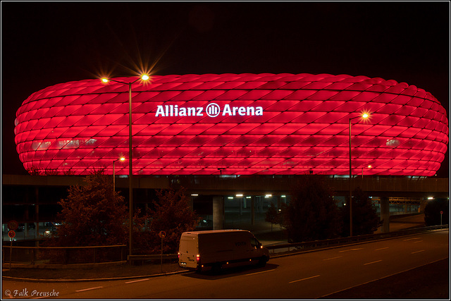 Allianz Arena in Rot (PiP)