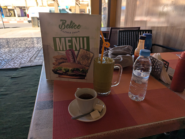 Commençons par un expresso allongé et un jus d'orange et d'avocat