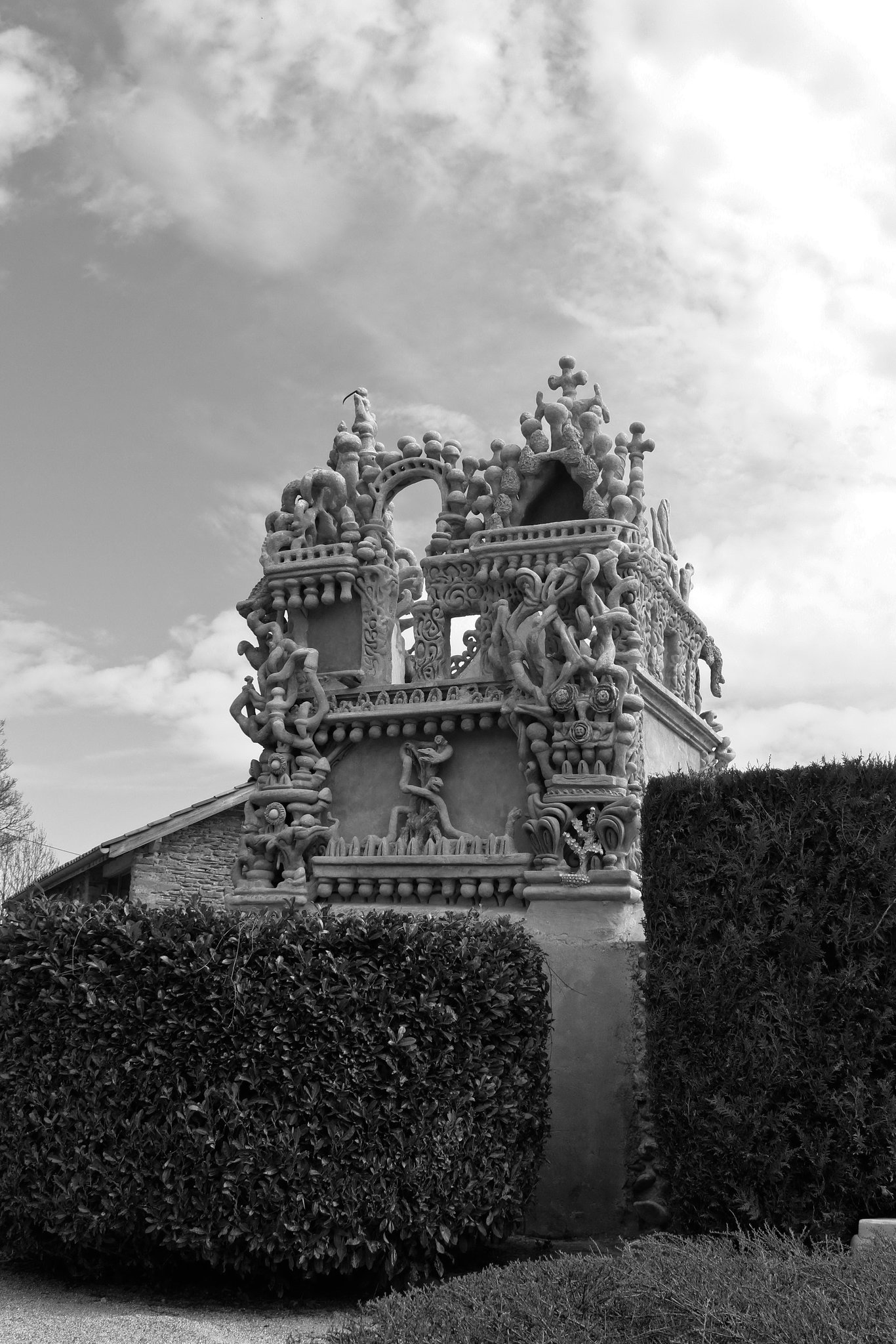 tombe du facteur cheval (drome)