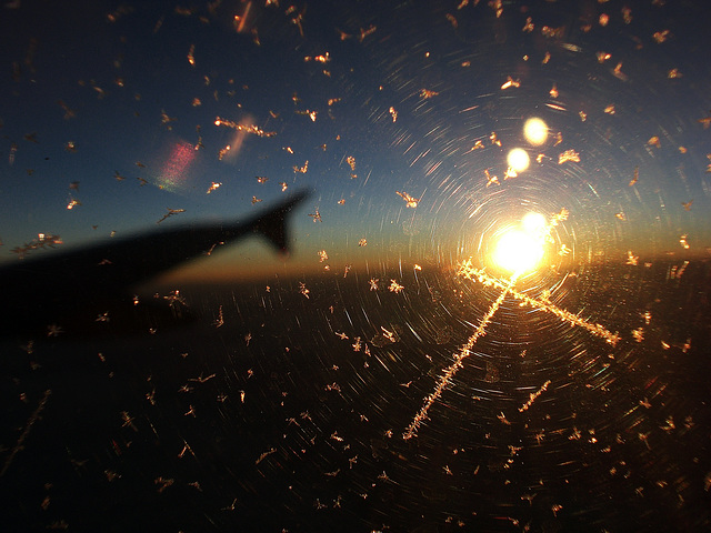 Eiskristalle am Flugzeugfenster