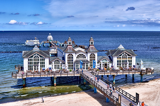 Seebrücke Sellin auf Rügen mit Bootsanleger und Tauchgondel / HFF