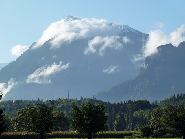 Die Spitze des Niesen taucht aus den Wolken auf