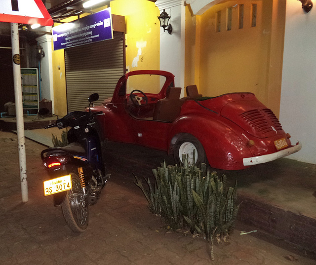 Renault 4 CV rouge et décapotable / Red convertible Renault 4 CV  (Laos)