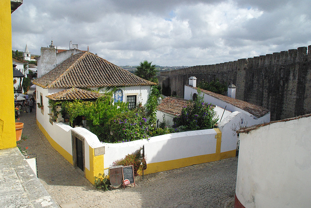 Près des murs !