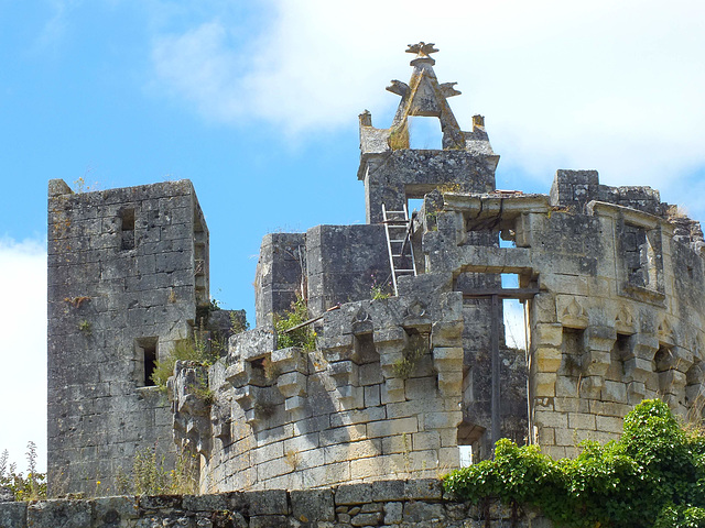 Châtreau de Mareuil (24) Une restauration stoppée