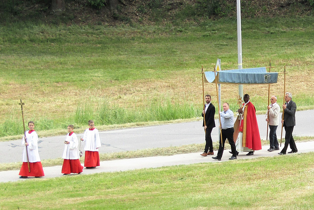 Ministranten, Pfarrer und Himmelträger