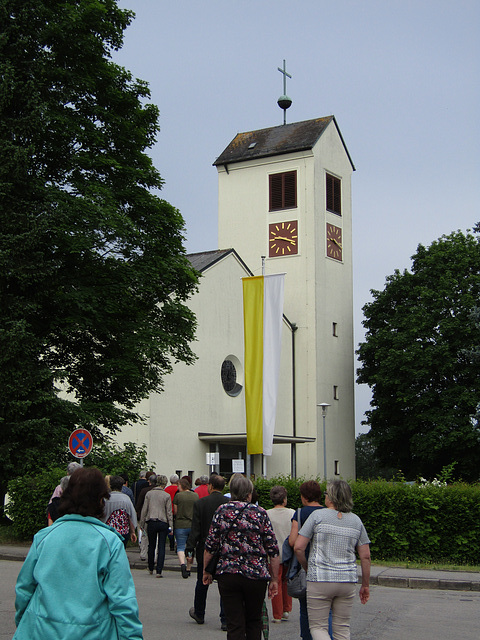 Rückkunft an der Kirche