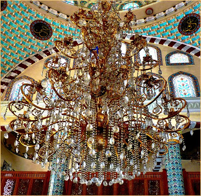 Moskea Fatìh Camìì - Izmir - Uno dei 15 preziosi lampadari -