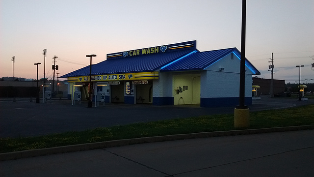 Car wash au petit matin.