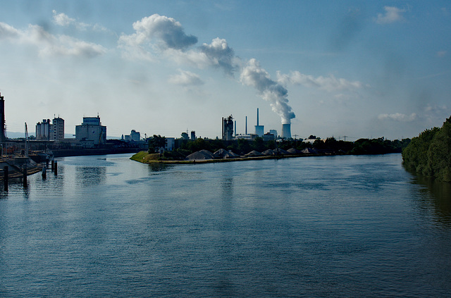 Hanau Skyline, Zusammenfluss von Main und Altarm