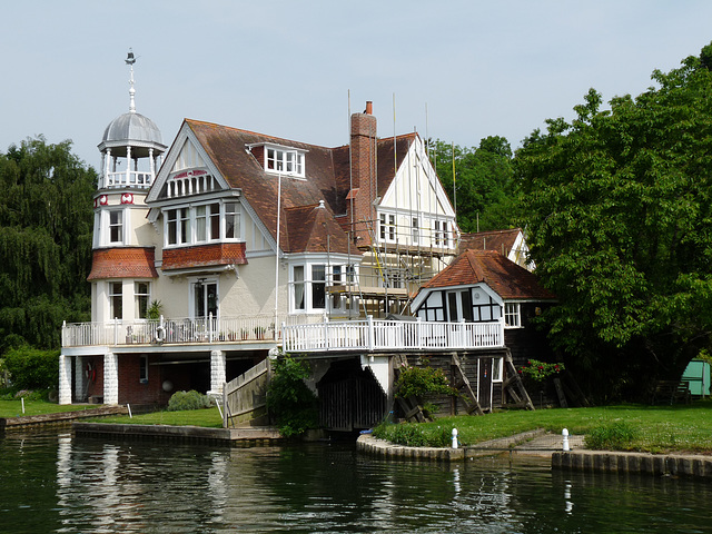 Thames-side Residence