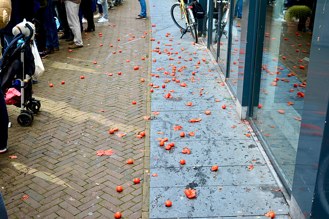 Leidens Ontzet 2016 – Parade – Tomato ﬁght