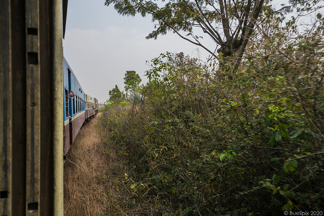 Eisenbahnfahrt von Kalaw nach Shwe Nyaung - P.i.P. (© Buelipix)