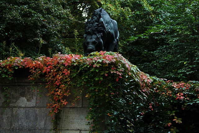 Lion flairant un cadavre - Bronze de Henri-Alfred Jacquemart