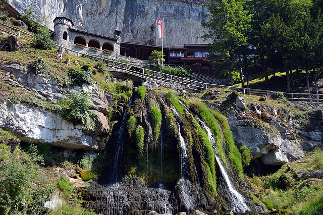 Eingang zu den St. Beatus-Höhlen am Thunersee