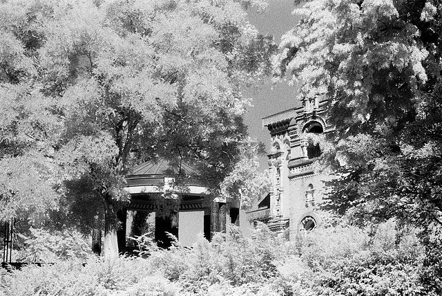 20.06.21 Ilford SFX 10 Mathildenhöhe Schwanentempel IR