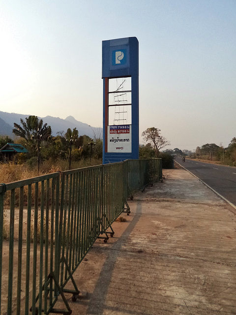 Of Fuel / Panne sèche (Laos)