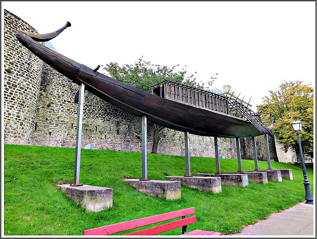 La barque solaire de Khéops reconstituée au monument à Auguste Mariette