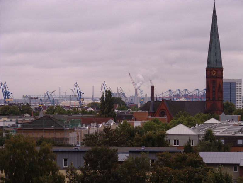 Friedenskirche Altona, im Hintergrund Hafen