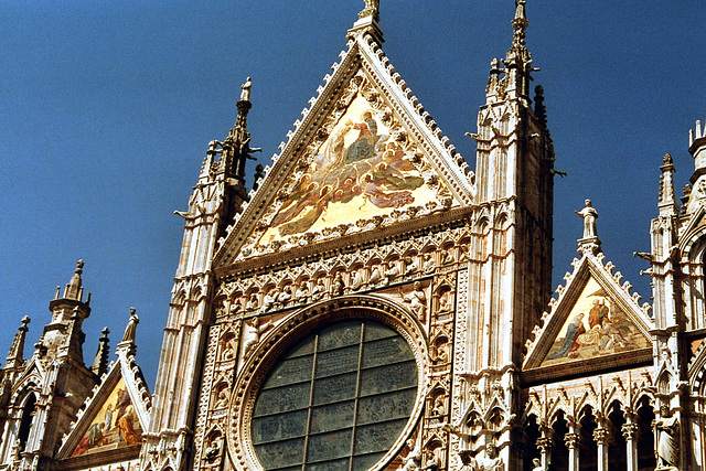 Kunstvolle Architektur am Hauptportal zur Kirche Battistero di San Giovanni ( 2004 )