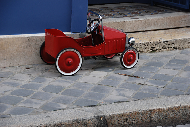 Avec ma voiture à pédales  je quitte la Beauce pour rejoindre la capitale quelques jours . J'espère visiter au moins un musée et peut-être faire un tour au Père-Lachaise . A +  .