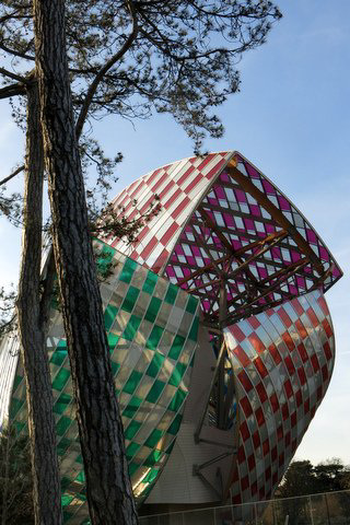 La Fondation d'entreprise Louis Vuitton, revue et coloriée par Buren (Paris)