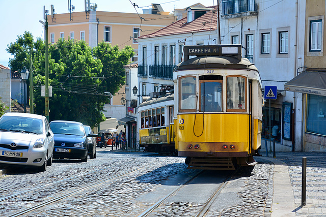 Lisbon 2018 – Eléctricos 560 & 559 on their way to Prazeres