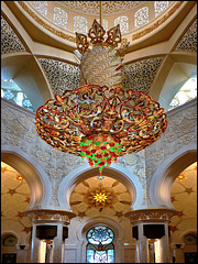 AbuDhabi : il grande lampadario Swarovski al centro della moskea nella cupola centrale - altri due identici sono appesi alle cupole laterali
