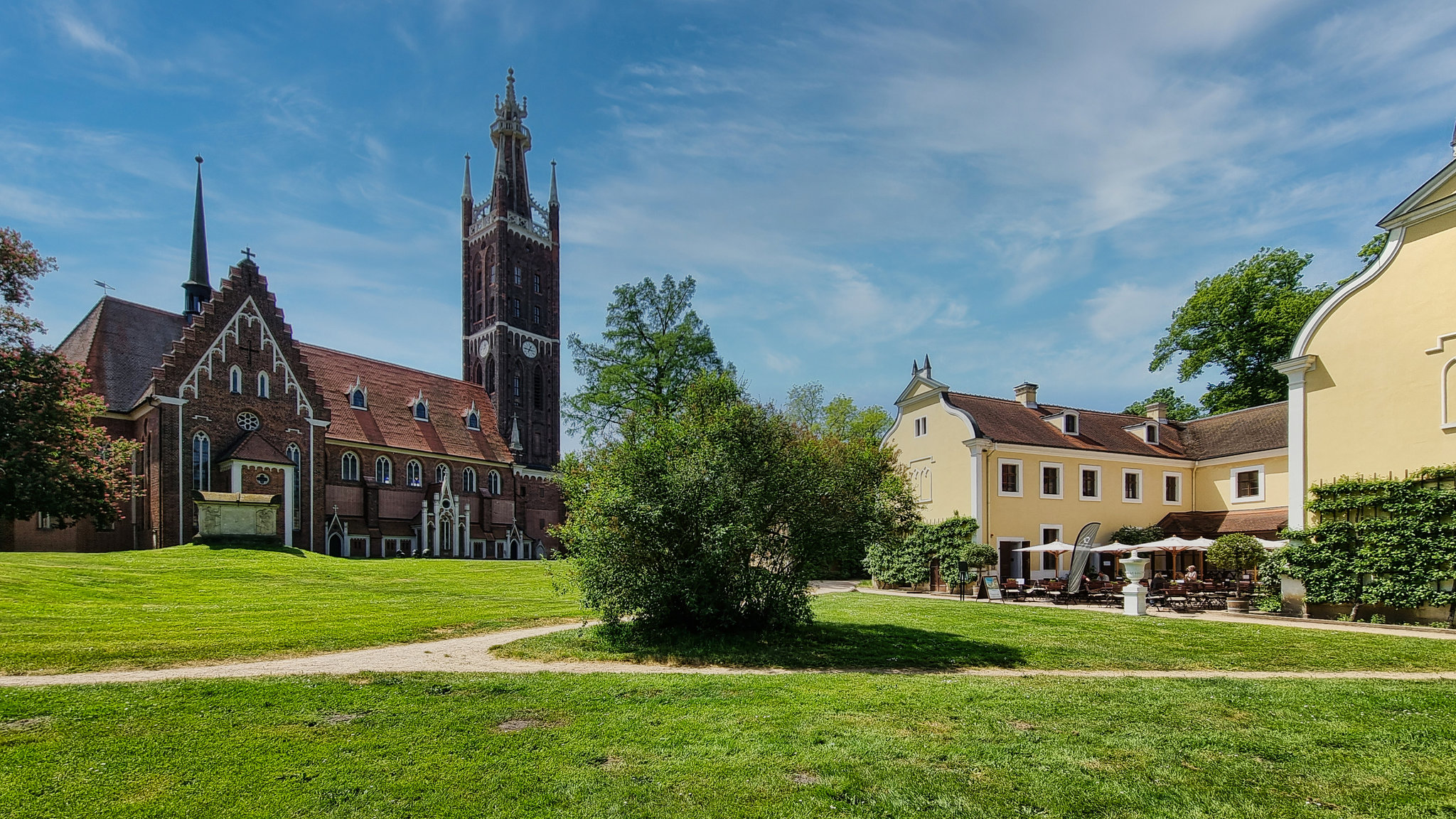 Kirche St. Petri und Küchengebäude im Wörlitzer Park