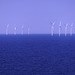 Zwei Reihen eines Windparkfeldes vor Esberg