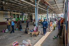 im Bahnhof von Aungpan (© Buelipix)