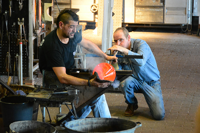 Nationaal Glasmuseum 2015 – Glasblazerij – Making a new vase