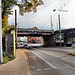 Crengeldanzstraße mit Bergisch-Märkischer Eisenbahnbrücke (Witten) / 15.10.2022