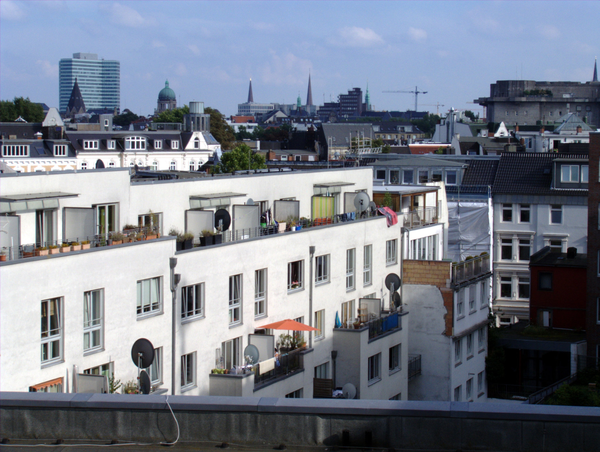 Ausblick von der Dachterasse in einen Innenhof