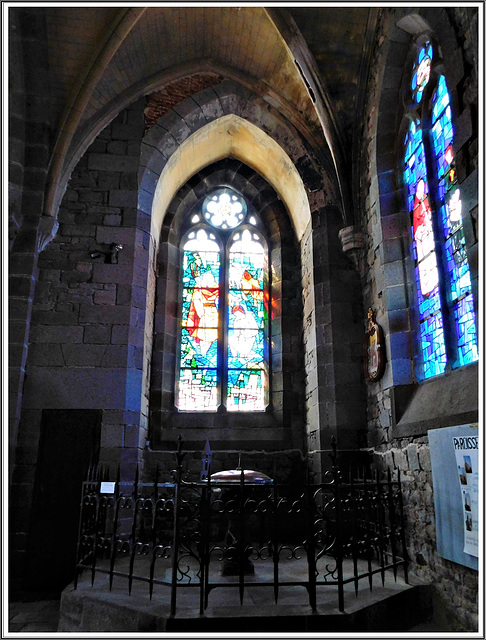 A l'église de Combourg (35): Le baptistère est illuminé par une verrière d'un baptême réalisée par l'atelier Robert Briand, XXe siècle