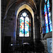 A l'église de Combourg (35): Le baptistère est illuminé par une verrière d'un baptême réalisée par l'atelier Robert Briand, XXe siècle