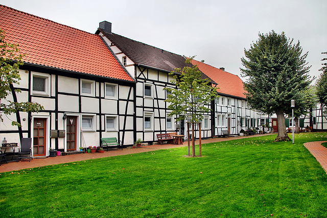 Fliericher Kirchplatz, historische Fachwerkhäuser (Bönen) / 9.10.2023