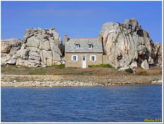 Insolite : la maison entre les rochers