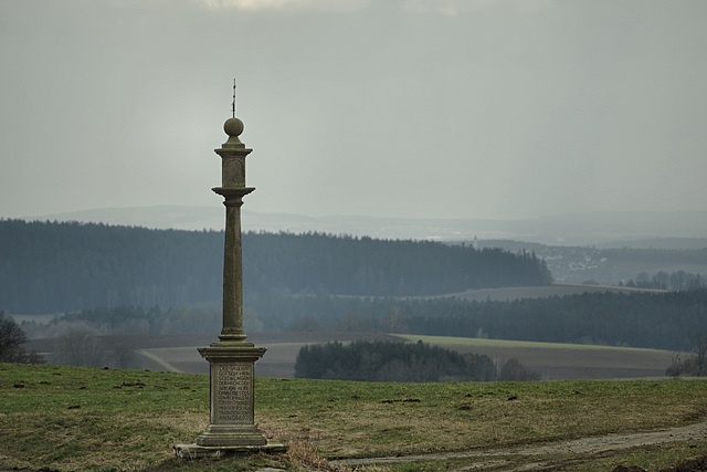 Titelloses trostloses Ding in ebensolcher Landschaft.